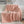 Zachte roze fleece deken op een witte bank met open boek, perfect voor woonkamer decor en comfort. Ideaal voor gezellige avonden thuis.