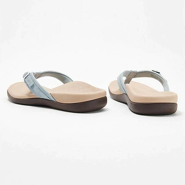 Lichtblauwe dames teenslippers met bruine zool, comfortabel voetbed en verstelbare bandjes. Perfect voor zomerse dagen en stranduitjes.