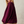 Jonge vrouw in oversized rood-blauw gestreepte trui en gestreepte shorts, modeportret, casual kleding, herfststijl, trendy damesmode.