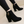 Zwarte suède enkellaarsjes met blokhak en gouden kettingdetail, damesmode, trendy herfst- en winterlaarzen, comfortabele en stijlvolle schoenen.