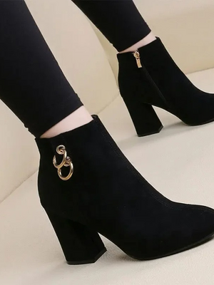 Zwarte suède enkellaarsjes met blokhak en gouden kettingdetail, damesmode, trendy herfst- en winterlaarzen, comfortabele en stijlvolle schoenen.