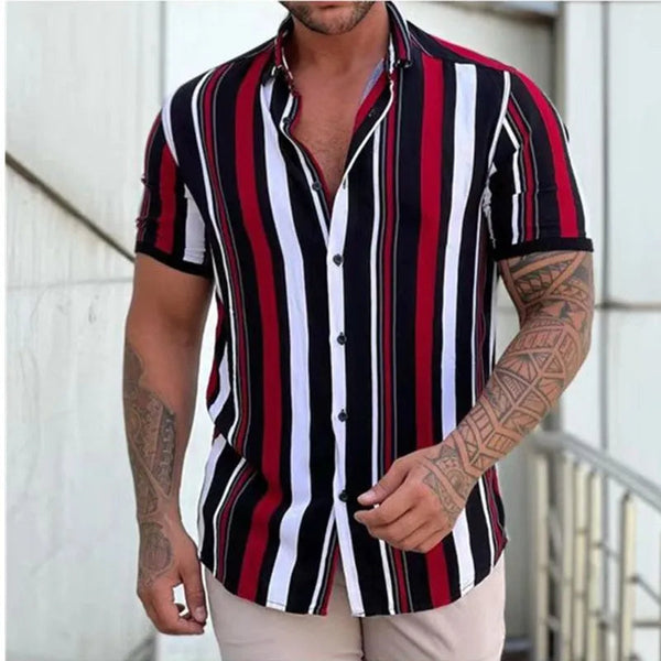 Stijlvolle man in gestreept overhemd met korte mouwen, rood, zwart en wit, naast een moderne architectuur. Trendy herenmode, casual look.