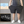 Man in zwarte, rekbare korte broek met ademende stof, toont elasticiteit. Ideaal voor sport en fitness. Comfortabele pasvorm, casual stijl.