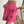 Roze damesbermuda met hoge taille, knoopsluiting en plooien, gedragen met wit topje. Perfect voor zomermode en casual outfits.