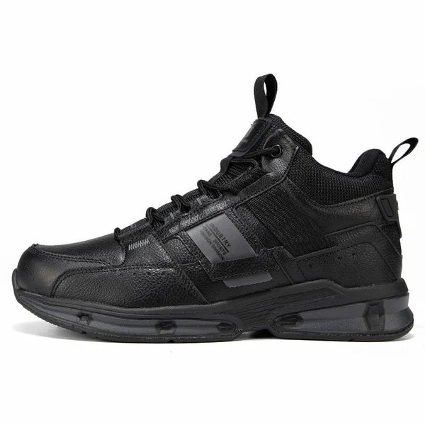 Zwarte leren sneaker met hoge enkel, sportief design en stevige zool. Perfect voor casual en outdoor activiteiten. Comfortabele en duurzame schoenen.