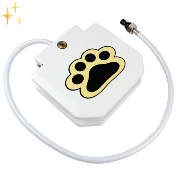 Witte hondendrinkfontein met pootafdruk, slang en kraanadapter. Ideaal voor huisdieren, eenvoudig te installeren en duurzaam. Perfect voor buitengebruik.