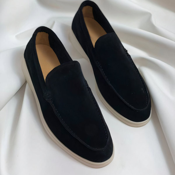Zwarte suède loafers met witte zolen op witte achtergrond, stijlvolle herenschoenen, casual en formele mode, comfortabele pasvorm.