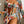 Vrouw in kleurrijke bloemenbikini met bijpassende kimono, tropisch ontwerp, strandkleding, zomermode, stijlvolle badmode, exotische print.