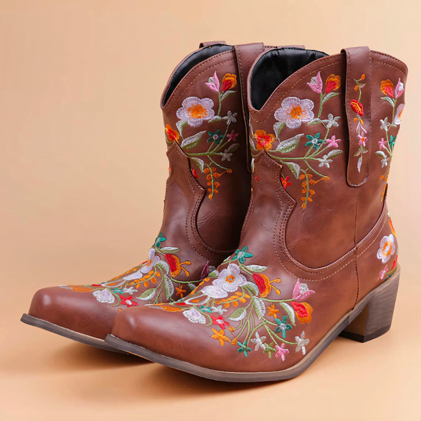 Bruine leren cowboylaarzen met kleurrijke bloemenborduursels, blokhak en ronde neus. Perfect voor damesmode en westerse stijl.