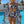 Vrouw in zwart-wit geometrisch bikini-set met doorschijnende kimono bij zwembad. Zomermode, strandkleding, trendy badmode.