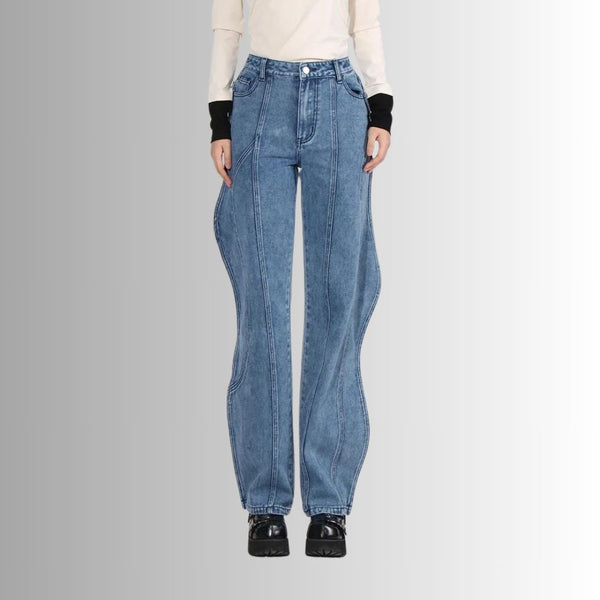 Vrouw draagt trendy blauwe wijde jeans met hoge taille, gecombineerd met een witte top en zwarte schoenen. Modieuze dameskleding, casual stijl.