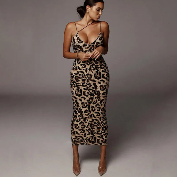 Leopardprint jurk met diepe V-hals en spaghetti bandjes, gedragen door een vrouw. Elegante avondjurk, trendy mode, dierenprint design.