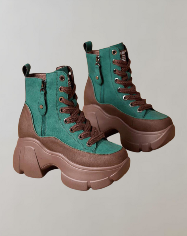 Groene hoge sneakers met dikke bruine zolen, veters en rits. Trendy damesschoenen, casual stijl, comfortabele platformzolen.