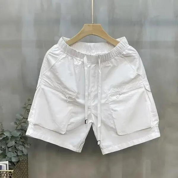 Witte cargo shorts met elastische tailleband en grote zakken, hangend aan een houten hanger. Ideaal voor casual zomeroutfits.