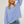 Jonge vrouw in blauw-wit gestreepte trui en denim shorts, casual mode, trendy dameskleding, comfortabele outfit, streetwear stijl.