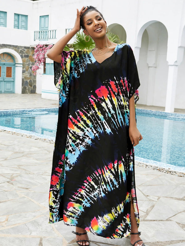 Vrouw in kleurrijke tie-dye kaftan bij zwembad, zomermode, bohemian stijl, vakantie outfit, ontspannen sfeer, buiten, zonnige dag.