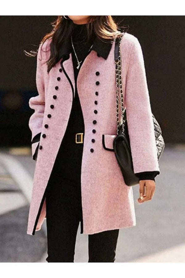 Roze damesjas met zwarte knopen en kraag, gedragen door model. Stijlvolle wintermode, elegante uitstraling, trendy dameskleding.