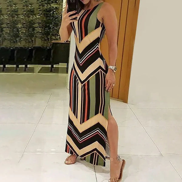 Vrouw in lange, mouwloze jurk met kleurrijk zigzagpatroon, selfie in moderne ruimte. Trendy damesmode, zomerjurk, casual stijl.