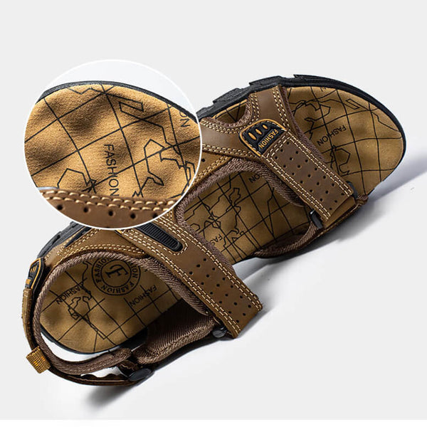 Bruine outdoor sandalen met kaartpatroon, antislip zool en verstelbare bandjes. Perfect voor wandelen en avontuurlijke activiteiten.