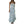 Vrouw in lange, mouwloze zomerjurk met blauwe bloemenprint en halternek, perfect voor casual en strandoutfits.