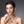 Vrouw met elegante blauwe saffier ketting en oorbellen, zilveren sieraden, luxe modeaccessoires, stijlvolle uitstraling, grijze achtergrond.