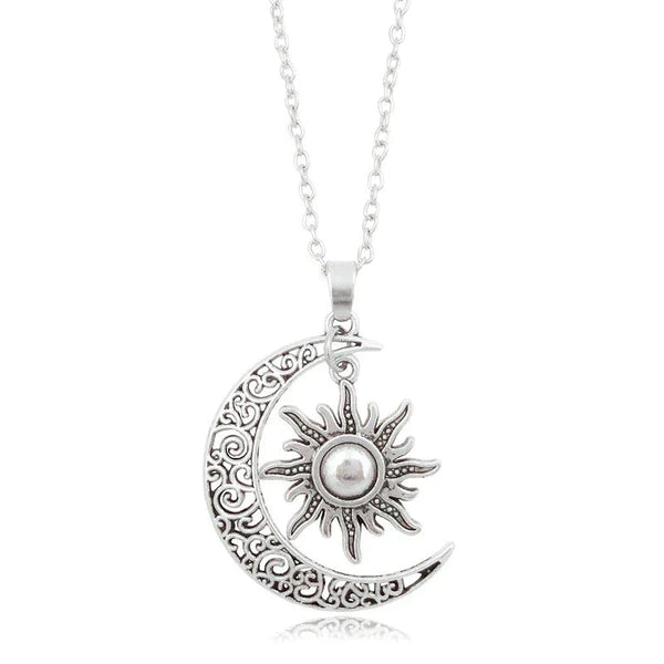 Zilveren ketting met sierlijke halve maan en zon hanger, bohemian stijl, ideaal voor dames, perfect als cadeau, modieuze sieradenaccessoire.
