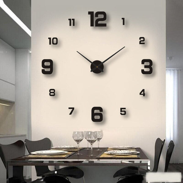 Grote moderne wandklok in eetkamer, minimalistisch design, zwarte cijfers en wijzers, decoratieve klok voor keuken of woonkamer, interieurdecoratie.