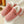 Roze pluche pantoffels met witte voering, geribbelde textuur en dikke zool, perfect voor wintercomfort en warmte in huis.