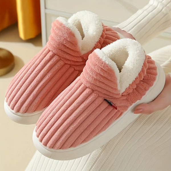 Roze pluche pantoffels met witte voering, geribbelde textuur en dikke zool, perfect voor wintercomfort en warmte in huis.