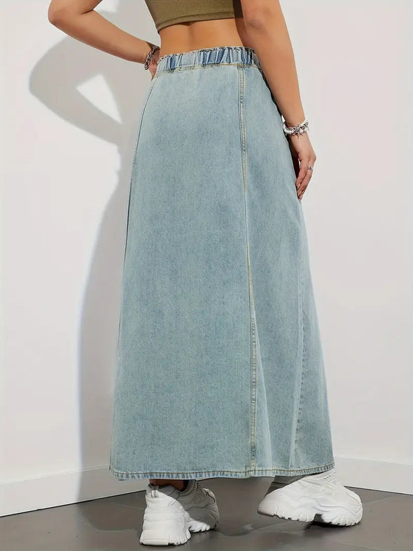 Vrouw in lange denim rok en witte sneakers, zijaanzicht. Trendy mode, casual outfit, comfortabele stijl. Perfect voor dagelijks gebruik.