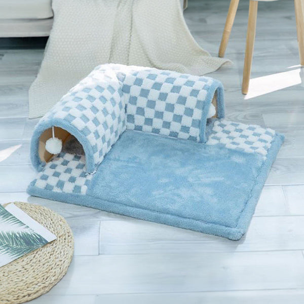 Blauw-wit geruite katten tunnelbed met pluche stof, ideaal voor huisdieren. Comfortabel en stijlvol kattenmeubel voor spelen en rusten.