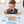 Jongen speelt met Montessori vermenigvuldigingsbordspel, educatief houten speelgoed, interactief leren, wiskunde, tellen, kinderen, onderwijs.
