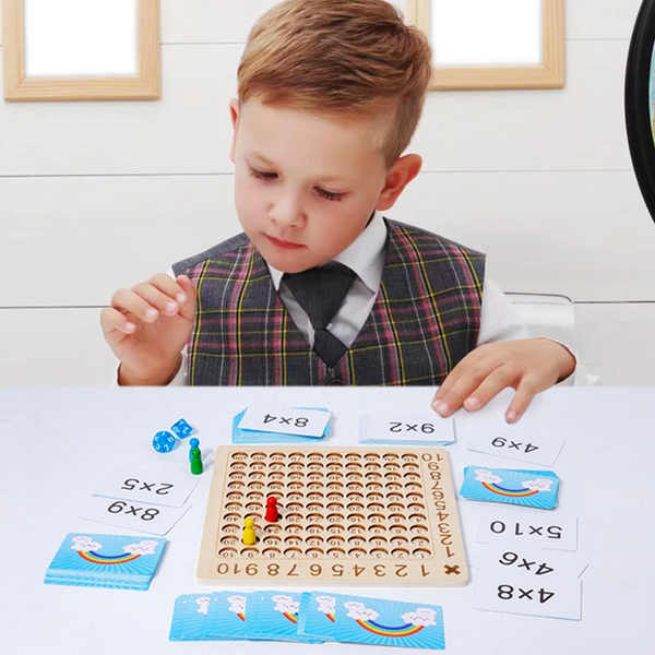 Jongen speelt met Montessori vermenigvuldigingsbordspel, educatief houten speelgoed, interactief leren, wiskunde, tellen, kinderen, onderwijs.