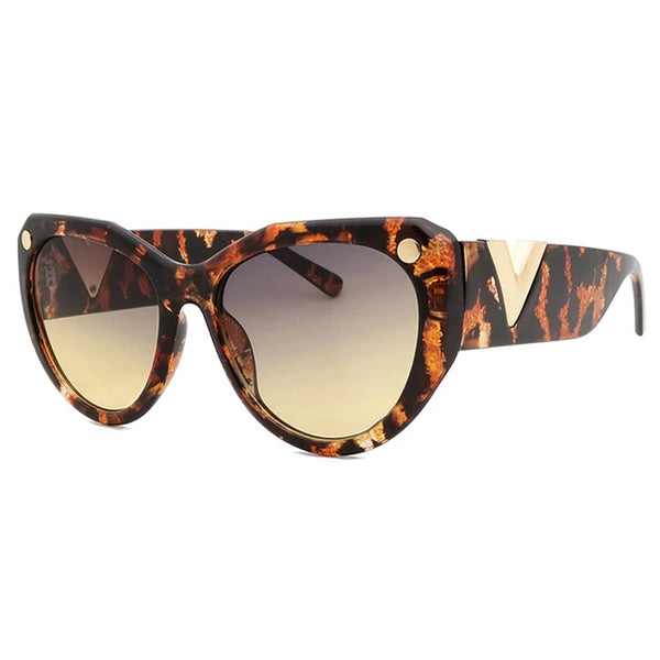 Zwart oversized zonnebril met schildpadpatroon, luxe damesmode, verfijnd ontwerp, grote glazen, trendy accessoires 2023.