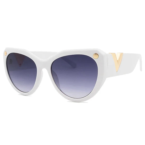 Witte oversized dameszonnebril met gouden accenten, luxe ontwerp, UV-bescherming, modieuze accessoires voor zomer 2023, trendy en stijlvol.