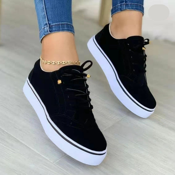 Zwarte lage damessneakers met witte zolen, ronde neus en veters, ideaal voor casual outfits en wandelen. Comfortabele gevulkaniseerde schoenen.