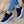 Zwarte lage damessneakers met ronde neus en witte zool, gecombineerd met blauwe jeans. Casual gevulkaniseerde schoenen, ideaal voor wandelen.