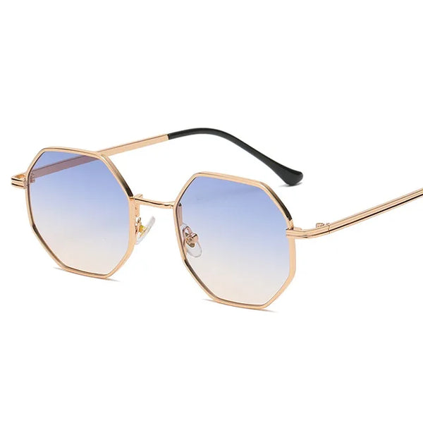 Vintage polygonale zonnebril met metalen frame, blauwgrijze lenzen. Trendy damesaccessoire voor retro reizen en autorijden.