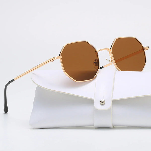Polygoon zonnebril met metalen frame en bruine glazen, vintage design voor vrouwen. Inclusief witte etui. Perfect voor retro reizen en rijden.
