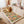 Golden retriever liggend op kleurrijk patchwork hondenbed op beige bank in moderne woonkamer. Comfortabel huisdierbed, interieurdecoratie, huisdierenliefde.