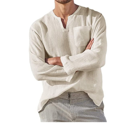 Man in beige linnen shirt met lange mouwen en borstzak, gecombineerd met gestreepte broek. Casual herenkleding, comfortabele zomeroutfit.