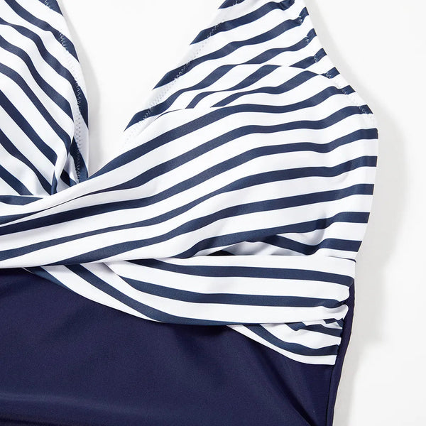 Gestreepte damesbadpak in marineblauw en wit, close-up. Modieuze zwemkleding, zomertrend 2023, comfortabele pasvorm, strandkleding.