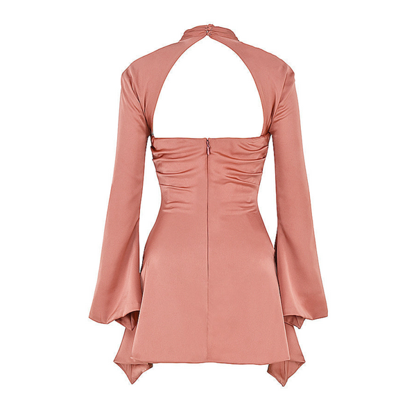 Rugaanzicht roze satijnen jurk met lange mouwen en open rug, elegante avondjurk, modetrend, dameskleding, feestjurk, stijlvolle outfit.