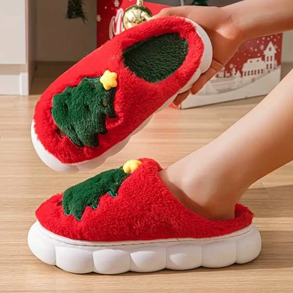 Rode kerstpantoffels met groene kerstboomapplicatie en gele ster, pluche stof, witte dikke zolen, comfortabele winterse huisschoenen.