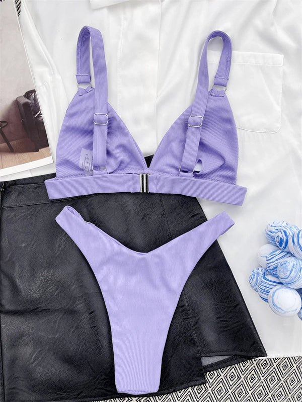 Lila ribgebreide bikini set met triangel top en hoge taille slip, trendy badmode, perfect voor strandvakantie en zomerzwemmen.