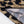 Close-up van luipaardprint stof met zichtbare naden, ideaal voor modeontwerp en textielproductie. Trendy dierenprint, hoogwaardige stofdetails.