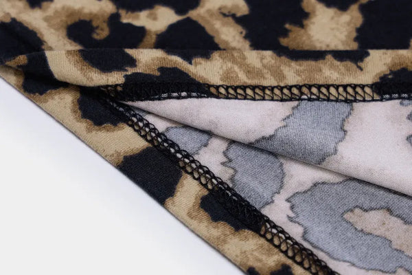 Close-up van luipaardprint stof met zichtbare naden, ideaal voor modeontwerp en textielproductie. Trendy dierenprint, hoogwaardige stofdetails.