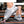 Witte en grijze sportschoenen met ademend mesh, ideaal voor fitness en hardlopen. Flexibele zool voor optimale grip en comfort tijdens trainingen.