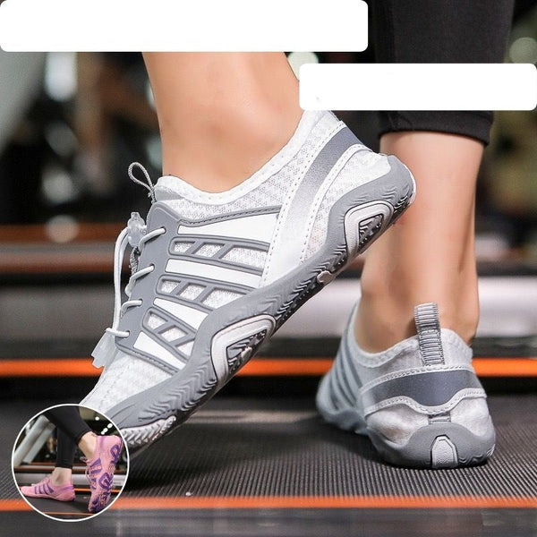 Witte en grijze sportschoenen met ademend mesh, ideaal voor fitness en hardlopen. Flexibele zool voor optimale grip en comfort tijdens trainingen.