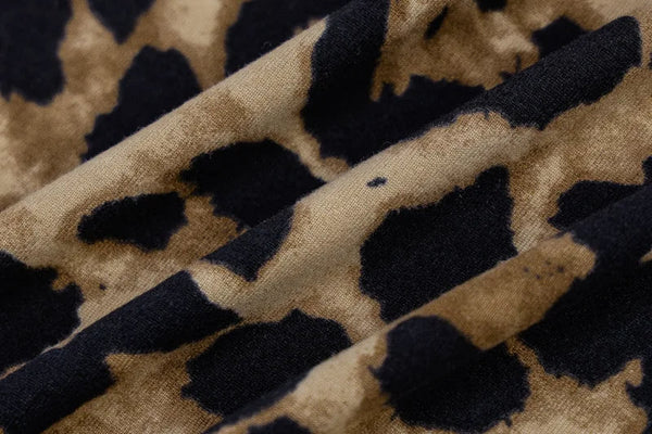 Luipaardprint stof close-up, bruine en zwarte vlekken, textielpatroon voor mode en interieur, trendy dierenprint design.
